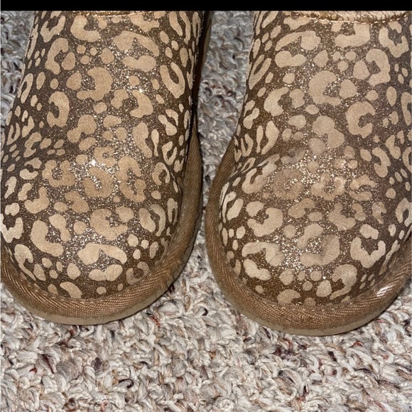 Youth Girls Uggs Cheetah Print Size 1 - Picture 1 of 8